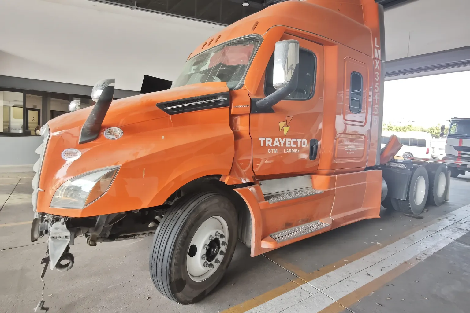 Bahía de reparación de TRB del Bajío con un tractocamión en servicio
