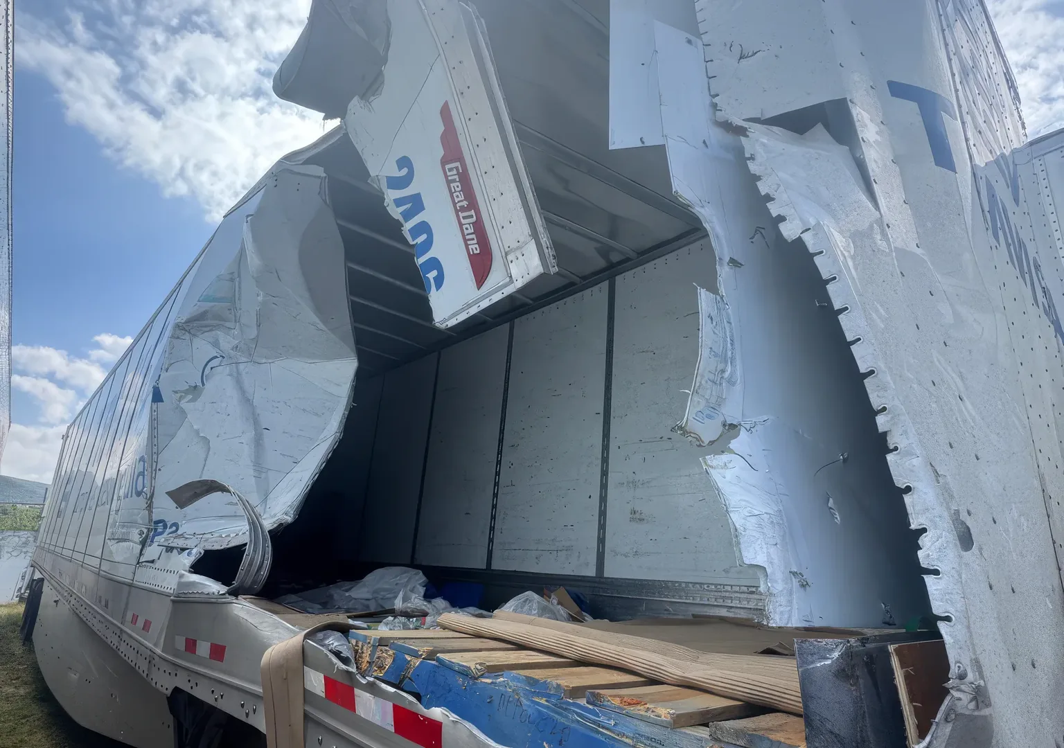 Caja seca Great Dane con daño estructural recibida para reparación en TRB del Bajío