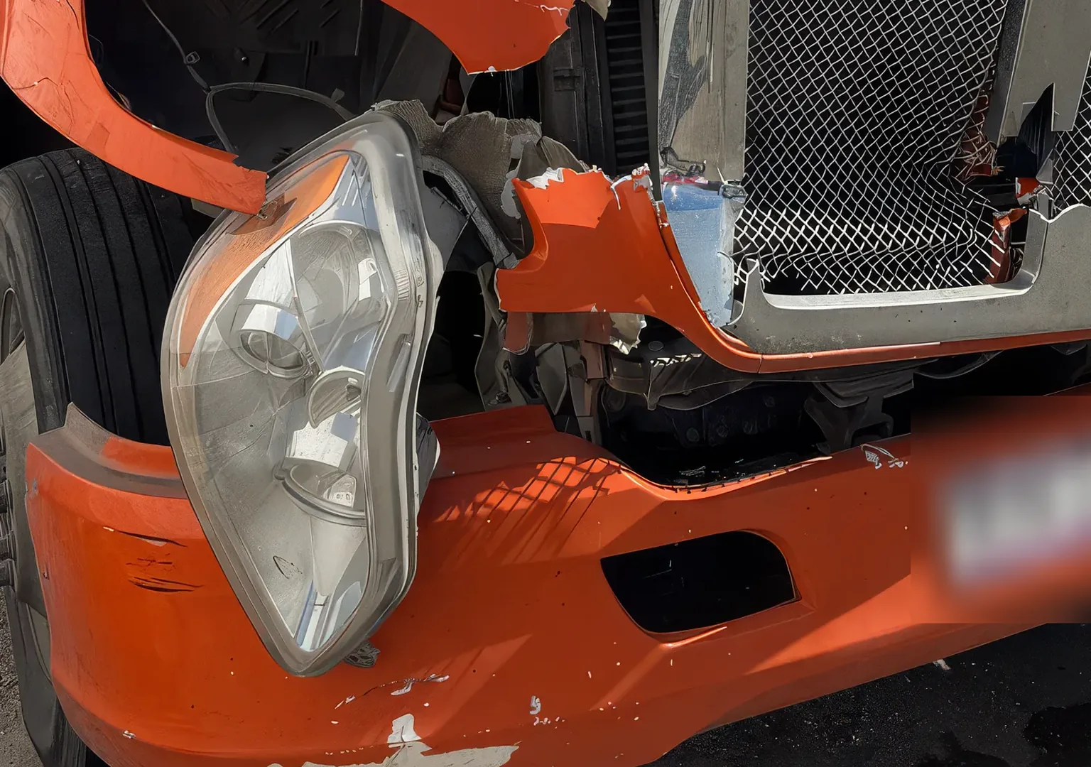 Detalle de facia y parrilla dañadas en tractocamión Kenworth recibido en TRB del Bajío