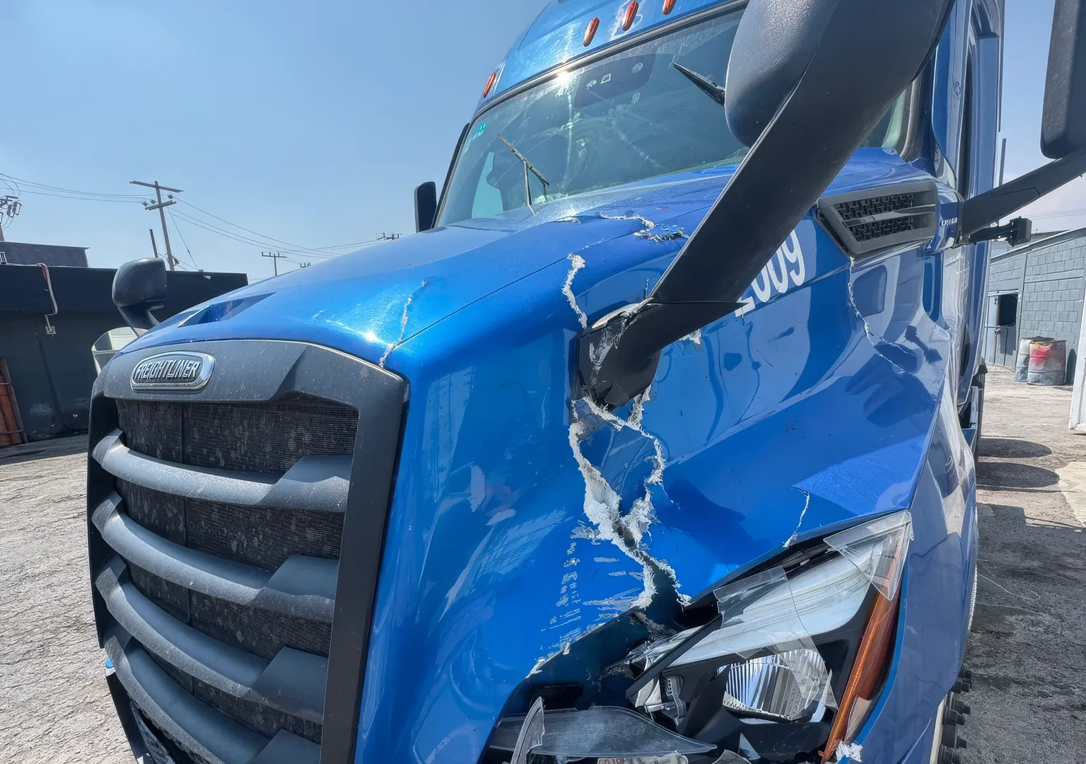 Tractocamión Freightliner Cascadia con daño frontal recibido para hojalatería y pintura en TRB del Bajío