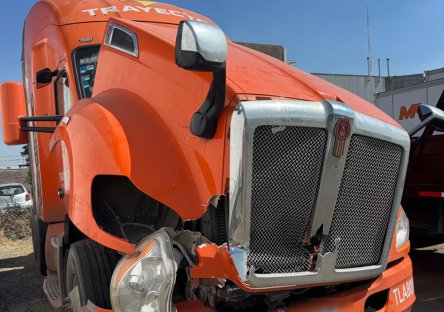 Tractocamión Kenworth T680 con daño frontal recibido para reparación en TRB del Bajío